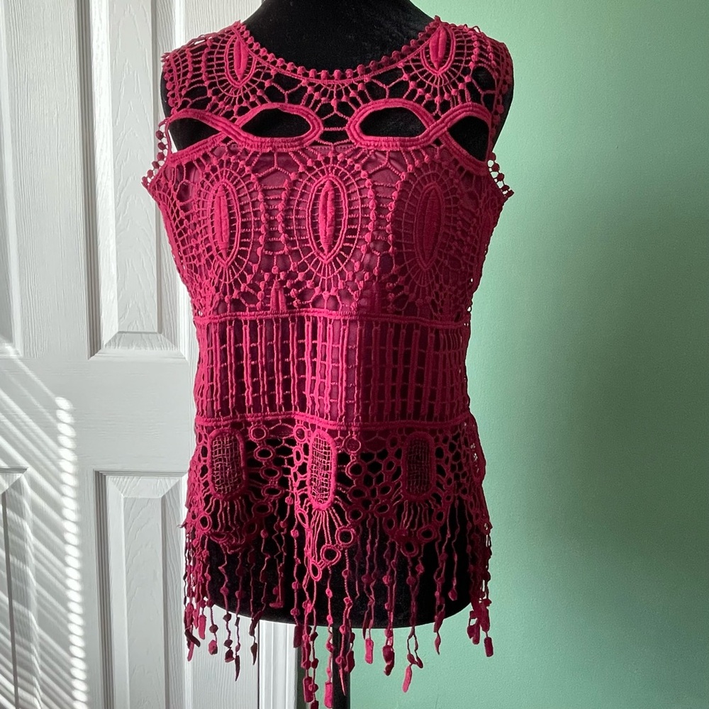 Oubaili Crochet Fringe Tank Top – Boho Festival Style (Wine/Burgundy, S/M)